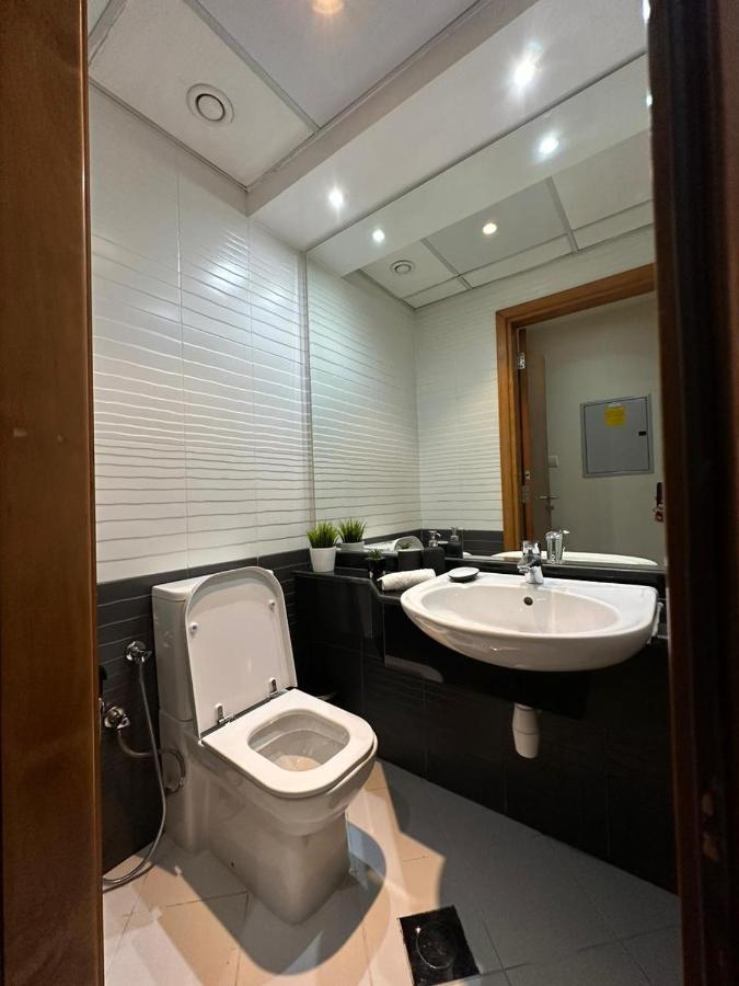 Step Into Serenity - Discover Modern Living In 1Br Apartment With Panoramic Views In Dubai Marina Near Jbr Walk, Beach And Bla Bla Club Exteriör bild